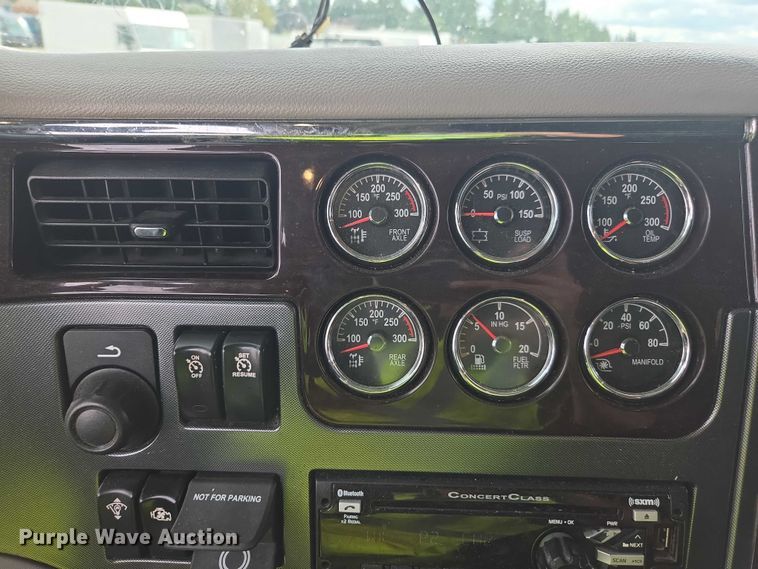 image for item YA0867 2019 Peterbilt 579  glider kit semi truck