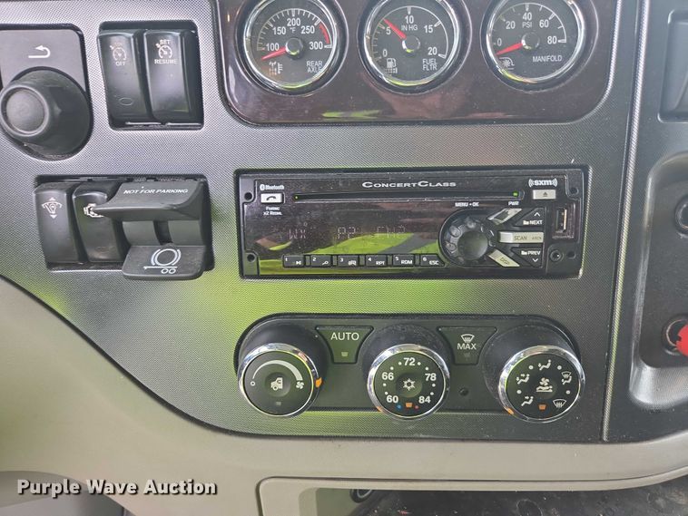 image for item YA0867 2019 Peterbilt 579  glider kit semi truck