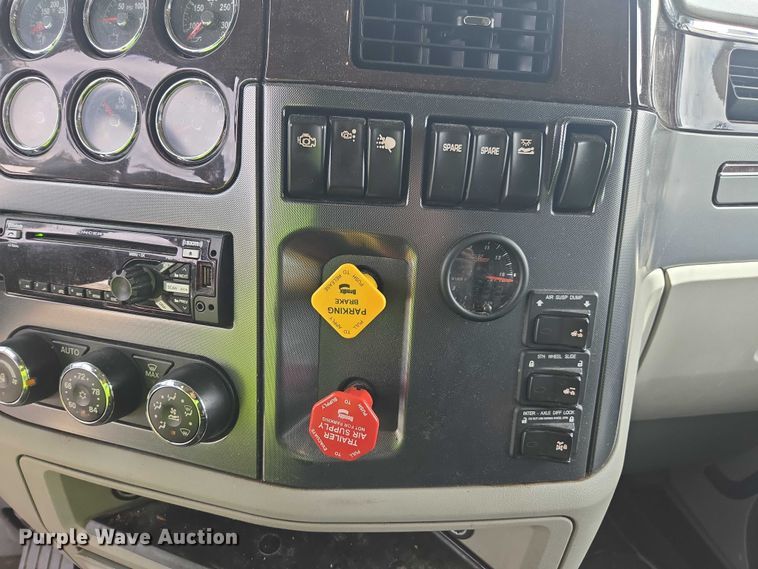 image for item YA0867 2019 Peterbilt 579  glider kit semi truck