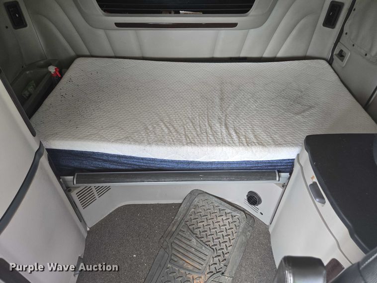 image for item YA0867 2019 Peterbilt 579  glider kit semi truck