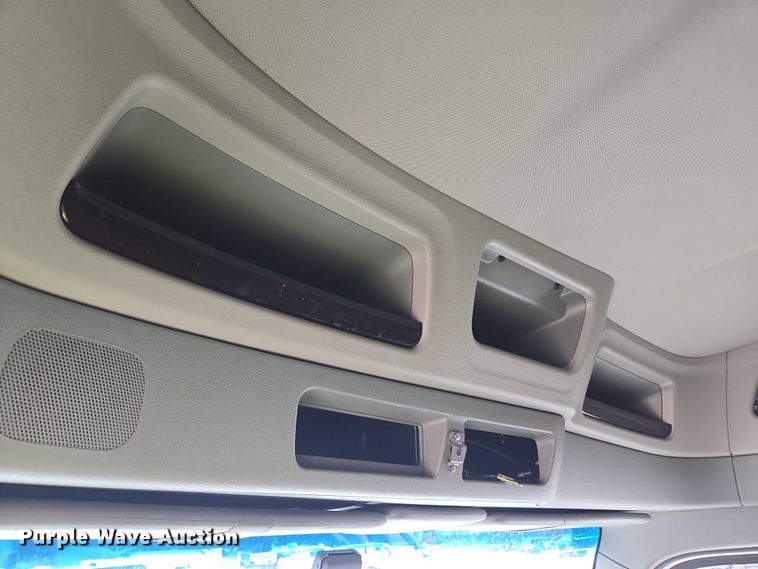 image for item YA0867 2019 Peterbilt 579  glider kit semi truck