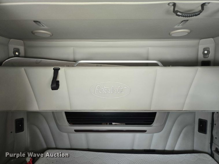 image for item YA0867 2019 Peterbilt 579  glider kit semi truck