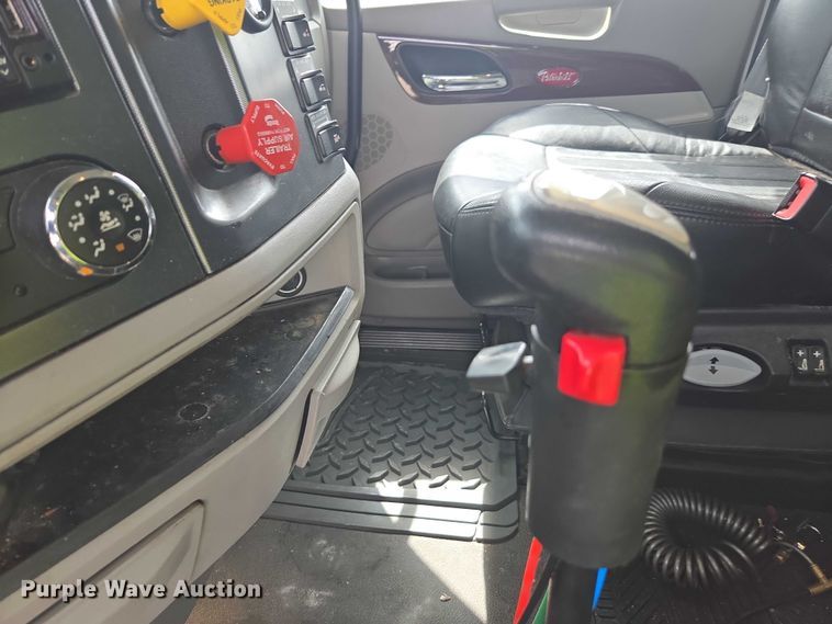 image for item YA0867 2019 Peterbilt 579  glider kit semi truck