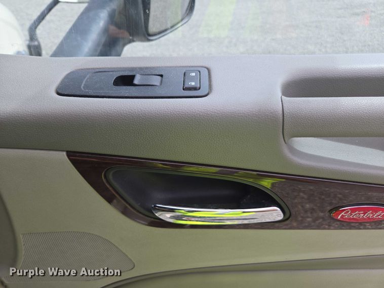 image for item YA0867 2019 Peterbilt 579  glider kit semi truck