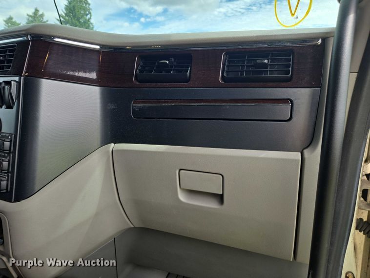 image for item YA0867 2019 Peterbilt 579  glider kit semi truck