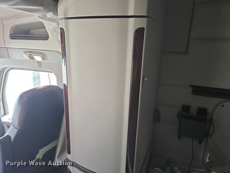 image for item YA0867 2019 Peterbilt 579  glider kit semi truck