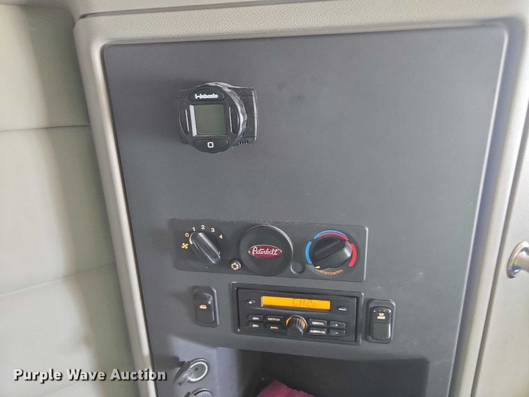 image for item YA0867 2019 Peterbilt 579  glider kit semi truck