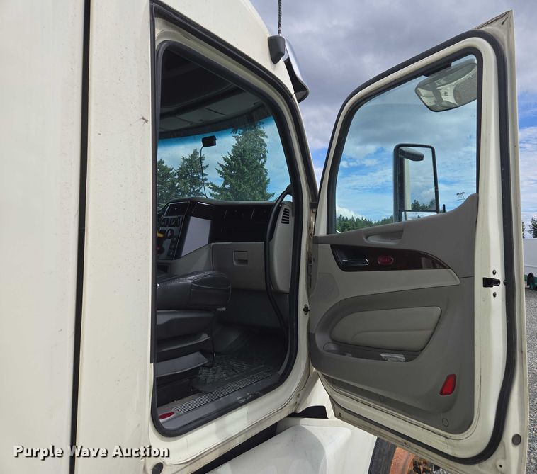 image for item YA0867 2019 Peterbilt 579  glider kit semi truck