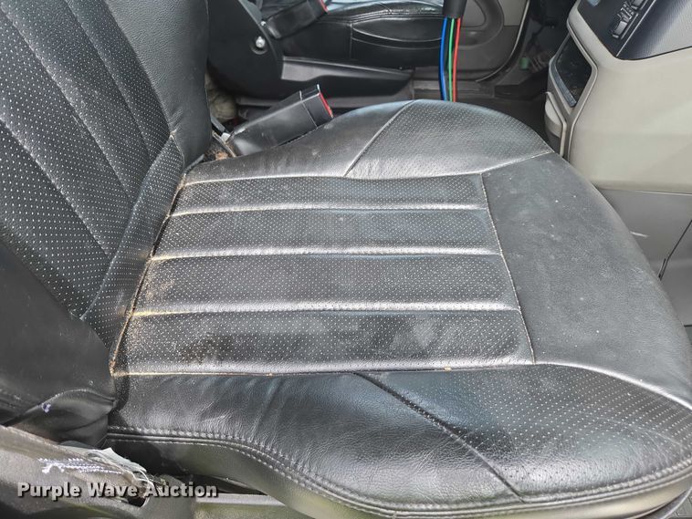 image for item YA0867 2019 Peterbilt 579  glider kit semi truck