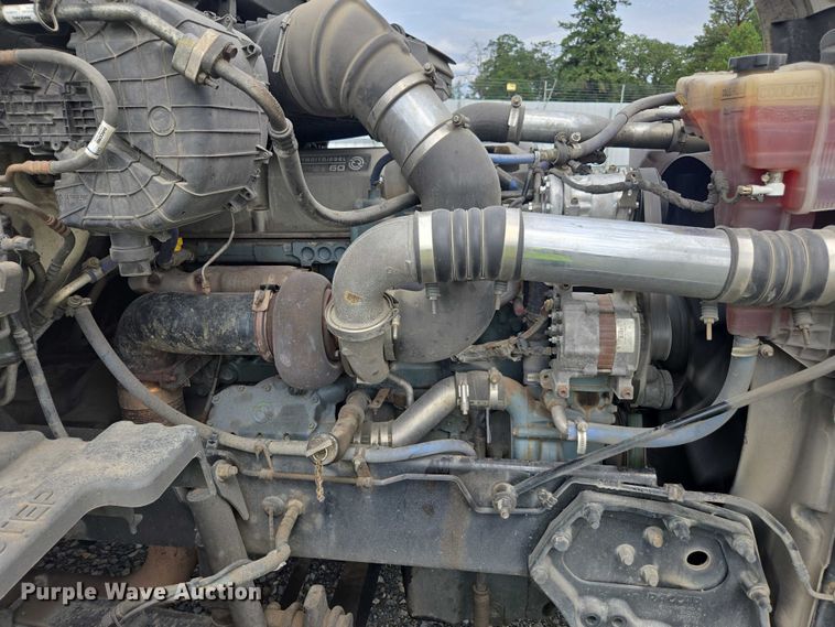 image for item YA0867 2019 Peterbilt 579  glider kit semi truck