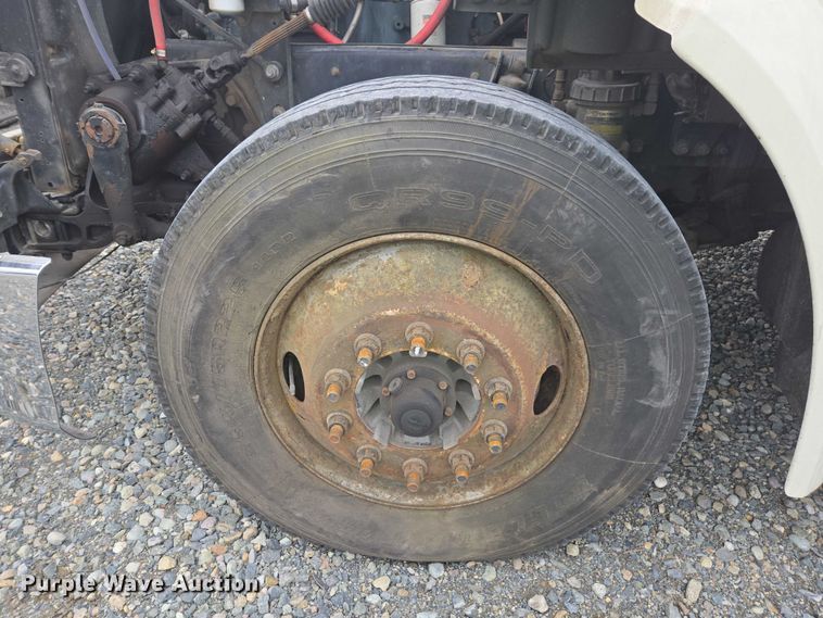 image for item YA0867 2019 Peterbilt 579  glider kit semi truck