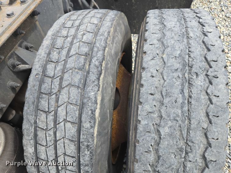 image for item YA0867 2019 Peterbilt 579  glider kit semi truck