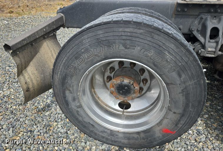 image for item YA0867 2019 Peterbilt 579  glider kit semi truck