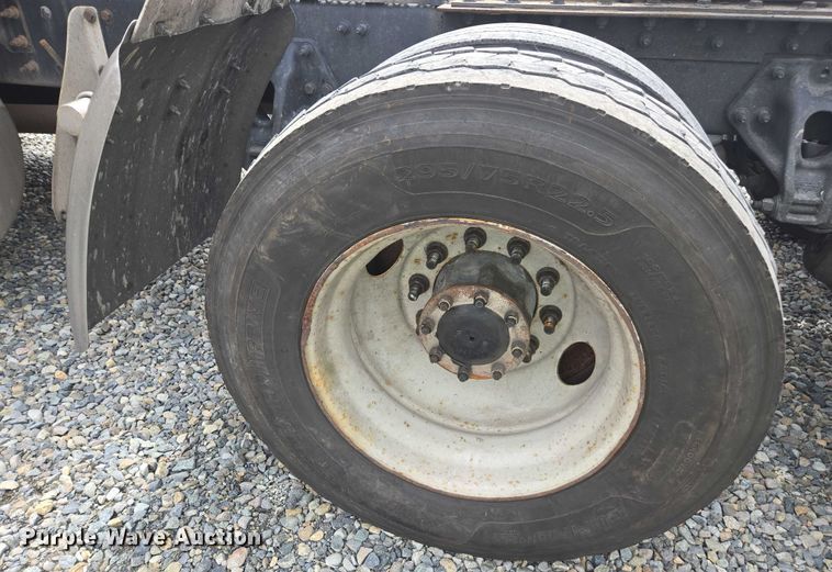 image for item YA0867 2019 Peterbilt 579  glider kit semi truck