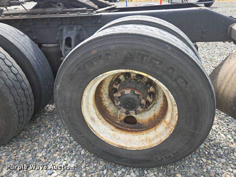 image for item YA0867 2019 Peterbilt 579  glider kit semi truck