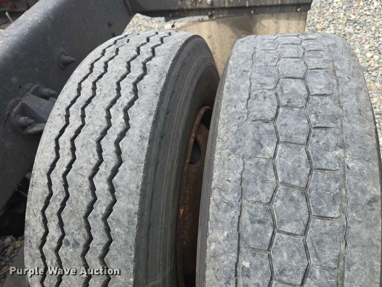 image for item YA0867 2019 Peterbilt 579  glider kit semi truck