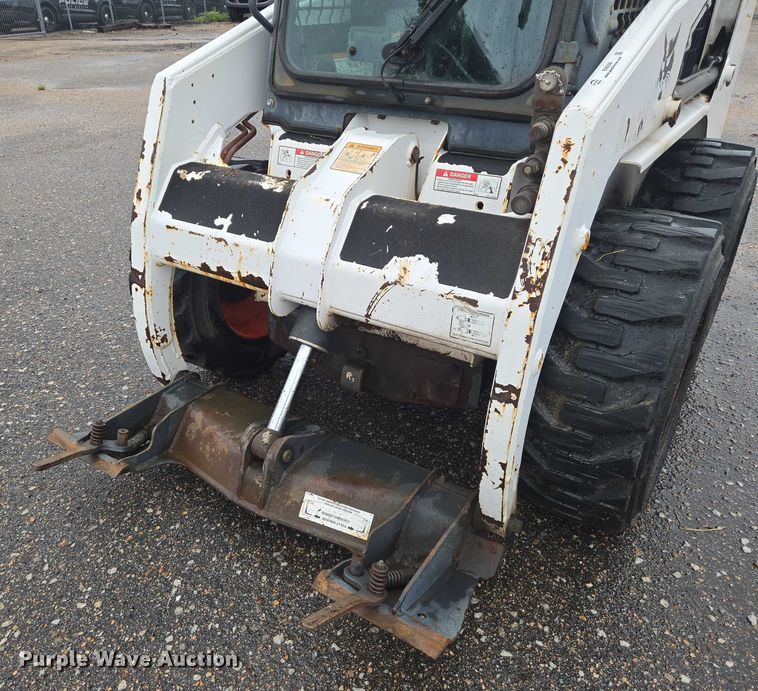 image for item EN8390 2004 Bobcat S130 skid steer loader