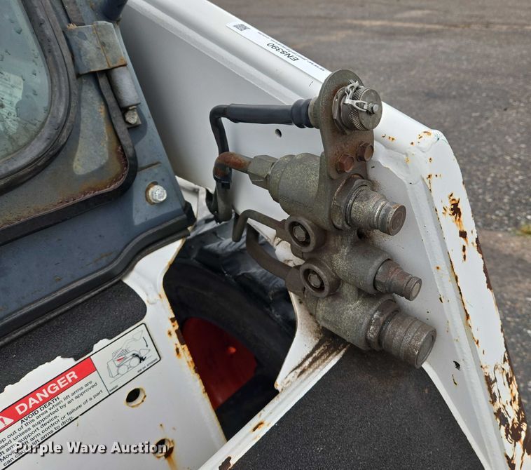 image for item EN8390 2004 Bobcat S130 skid steer loader