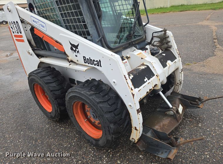 image for item EN8390 2004 Bobcat S130 skid steer loader