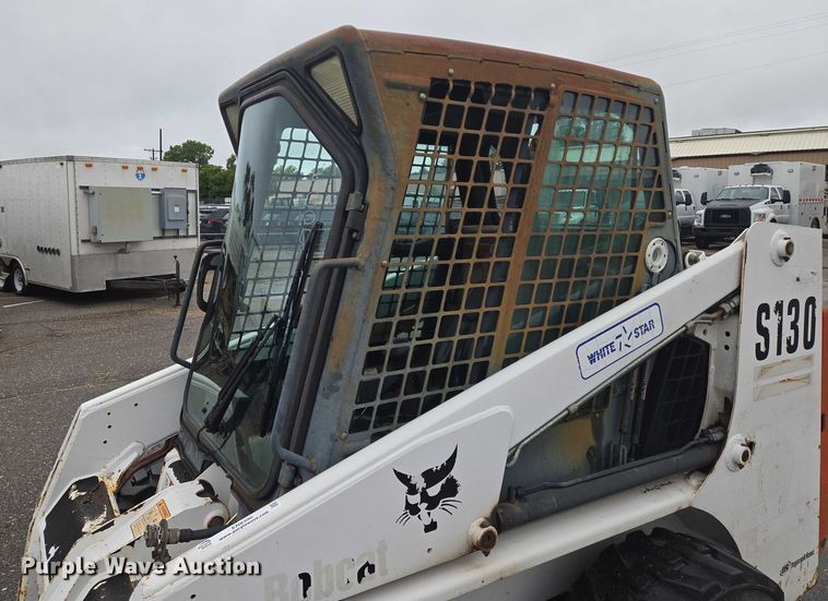image for item EN8390 2004 Bobcat S130 skid steer loader