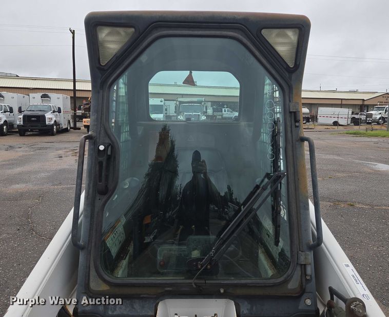 image for item EN8390 2004 Bobcat S130 skid steer loader