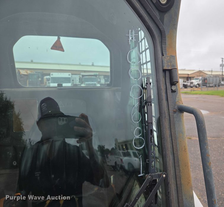 image for item EN8390 2004 Bobcat S130 skid steer loader