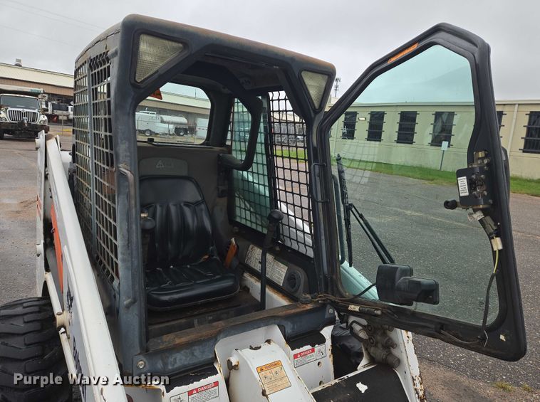 image for item EN8390 2004 Bobcat S130 skid steer loader