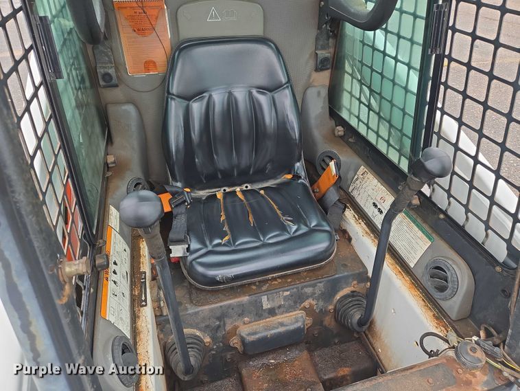 image for item EN8390 2004 Bobcat S130 skid steer loader