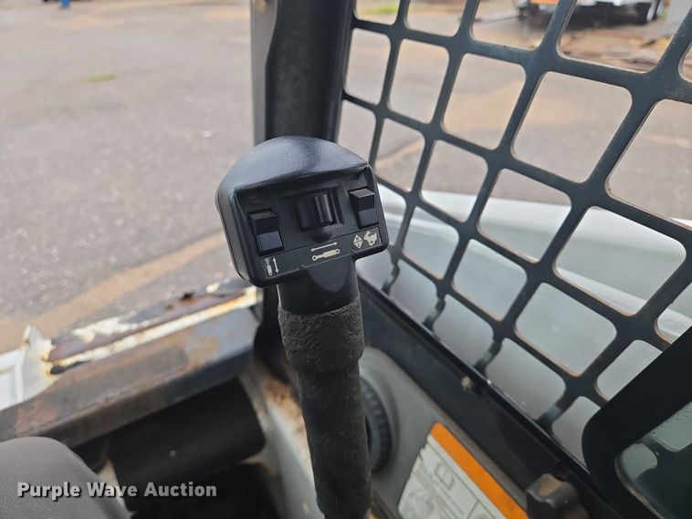 image for item EN8390 2004 Bobcat S130 skid steer loader