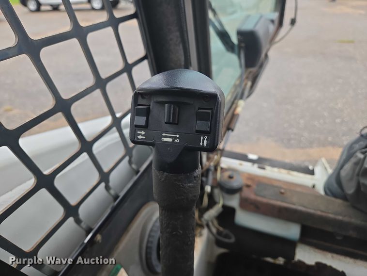 image for item EN8390 2004 Bobcat S130 skid steer loader