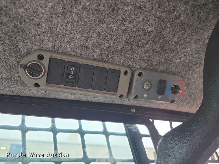 image for item EN8390 2004 Bobcat S130 skid steer loader