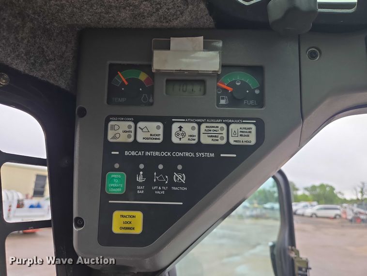 image for item EN8390 2004 Bobcat S130 skid steer loader