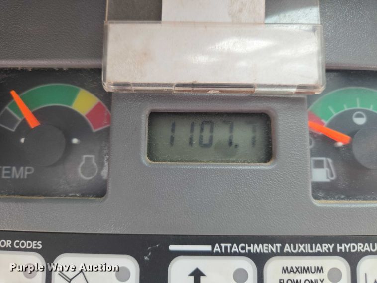 image for item EN8390 2004 Bobcat S130 skid steer loader