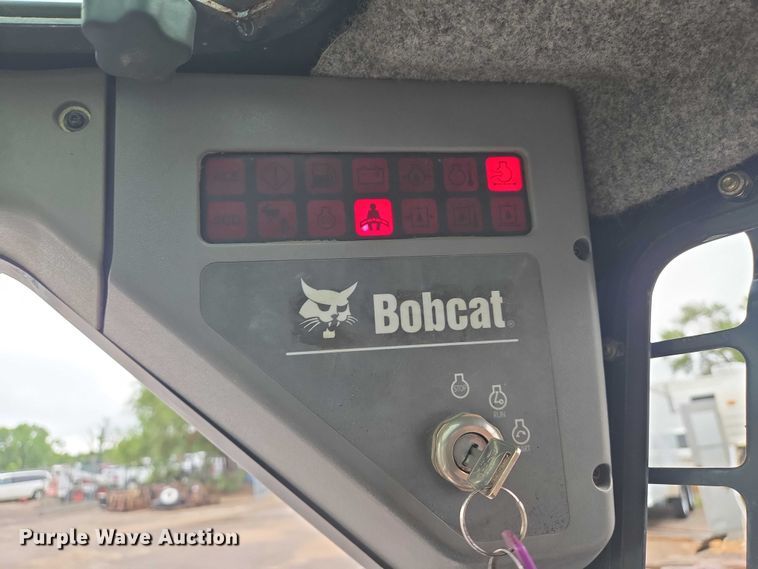 image for item EN8390 2004 Bobcat S130 skid steer loader