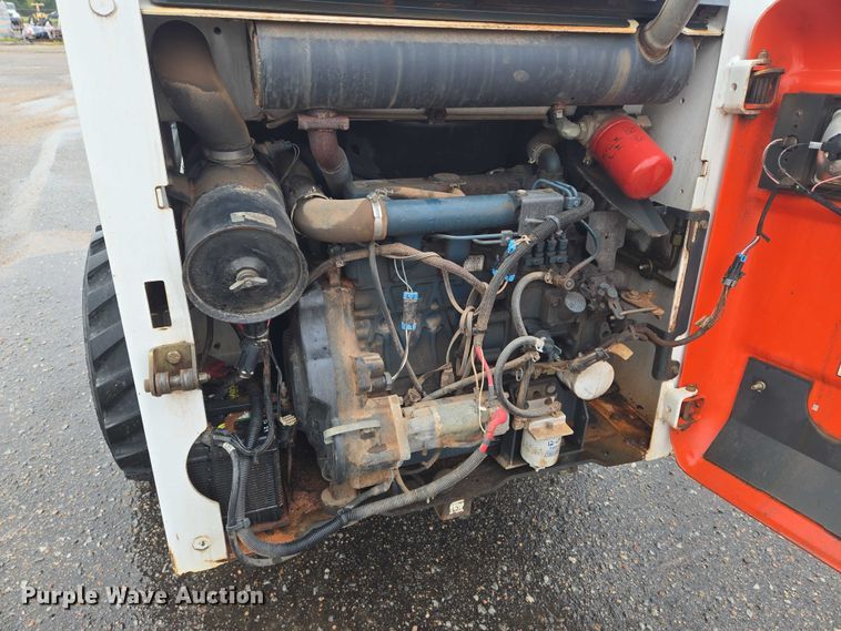 image for item EN8390 2004 Bobcat S130 skid steer loader