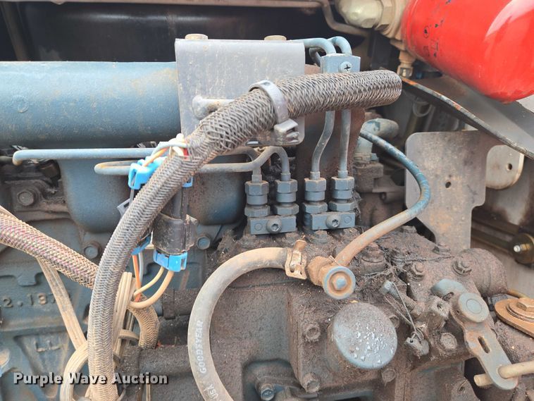 image for item EN8390 2004 Bobcat S130 skid steer loader