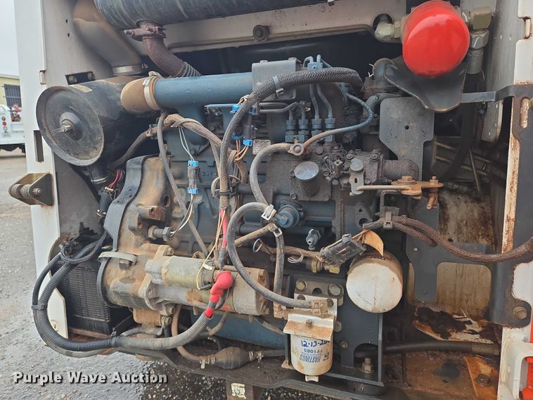 image for item EN8390 2004 Bobcat S130 skid steer loader