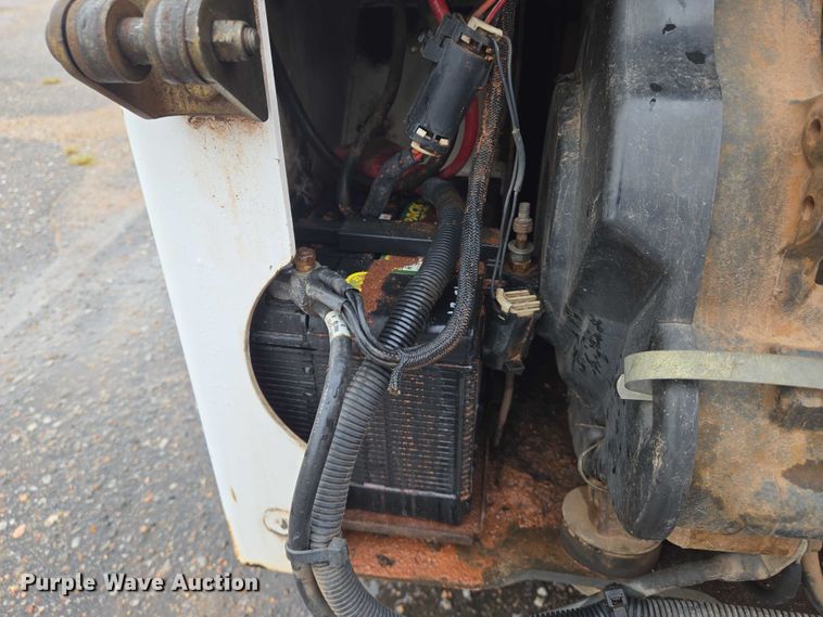 image for item EN8390 2004 Bobcat S130 skid steer loader