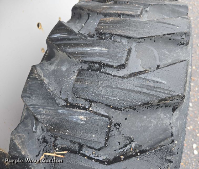 image for item EN8390 2004 Bobcat S130 skid steer loader