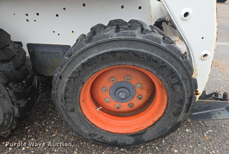 image for item EN8390 2004 Bobcat S130 skid steer loader