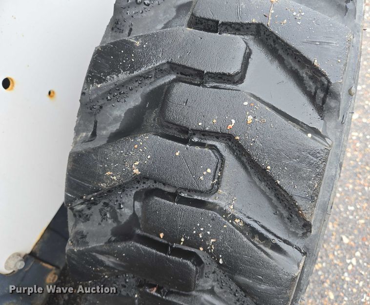 image for item EN8390 2004 Bobcat S130 skid steer loader