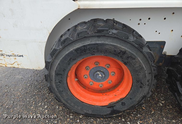 image for item EN8390 2004 Bobcat S130 skid steer loader