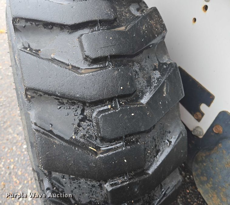 image for item EN8390 2004 Bobcat S130 skid steer loader