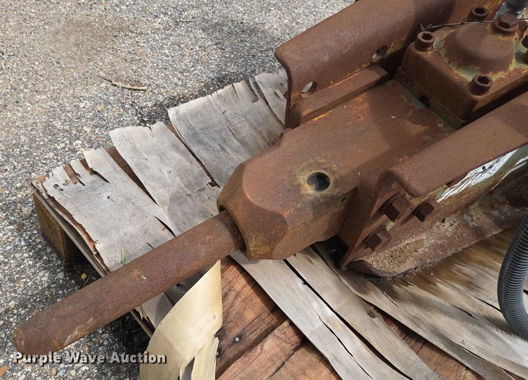 image for item EN8391 Gehl skid steer breaker