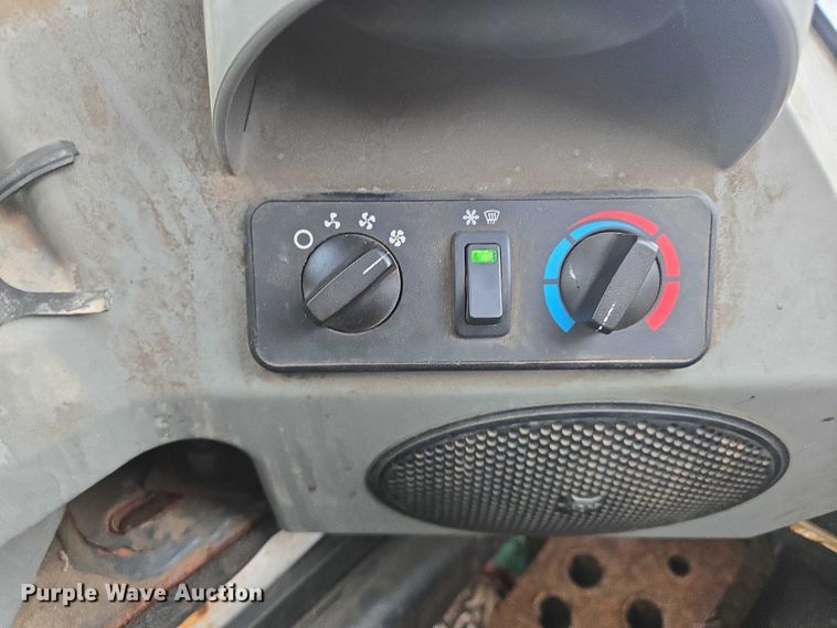 image for item EN8399 2013 Bobcat S770 skid steer loader