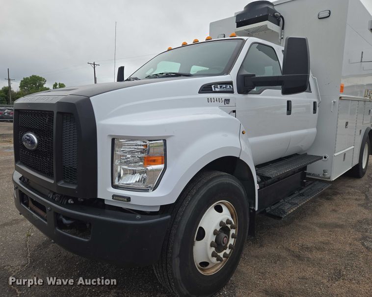 image for item EN8401 2017 Ford F750 utility / service truck