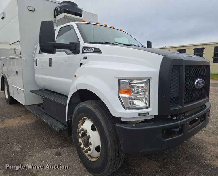 image for item EN8401 2017 Ford F750 utility / service truck