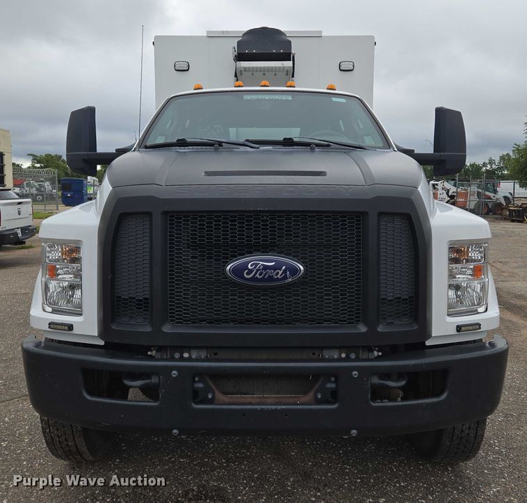 image for item EN8402 2017 Ford F750 utility / service truck