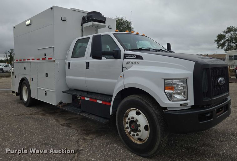 image for item EN8402 2017 Ford F750 utility / service truck