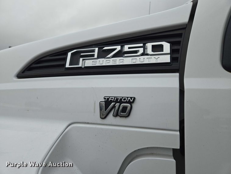 image for item EN8402 2017 Ford F750 utility / service truck